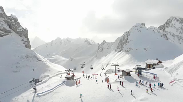 山顶滑雪缆车法国阿尔卑斯山视频素材