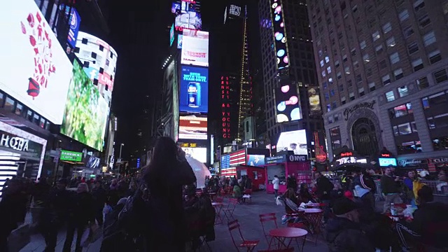 左，女游客在时代广场拍照视频素材