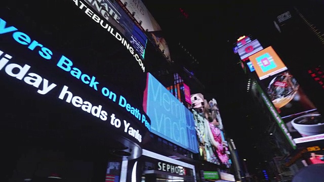 时代广场上的灯光广告，在左边视频素材