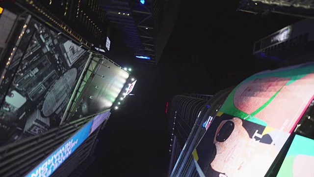 低角度360，时代广场上的摩天大楼视频素材