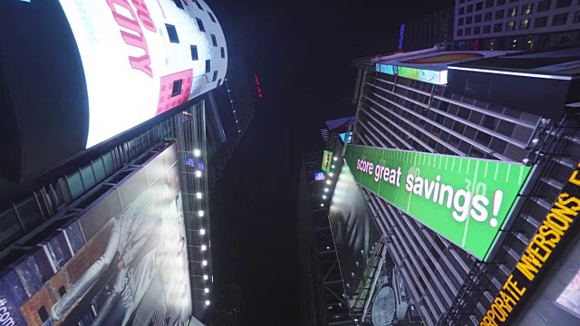 低角度，晚上在时代广场的摩天大楼下穿行视频素材
