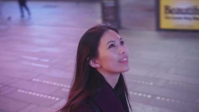 360度特写，晚上在时代广场的女人视频素材