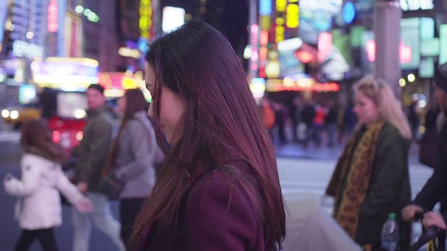 一名女子在纽约与人群一起行走，特写视频素材