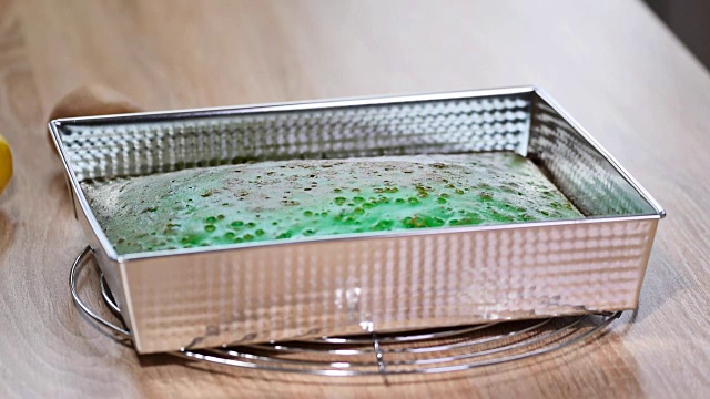 绿色面团，用于准备开心果饼干蛋糕的金属形式烘烤视频素材
