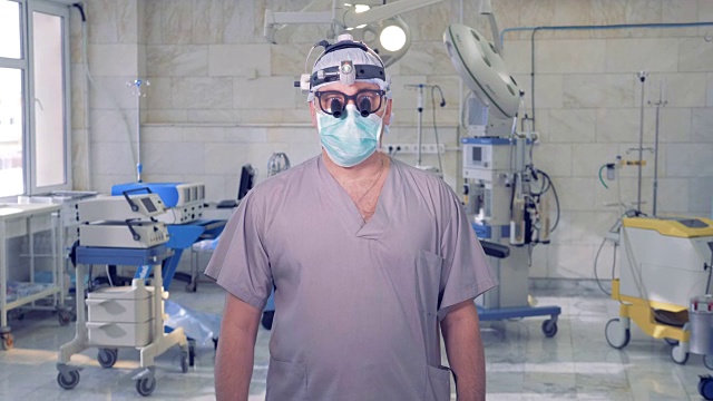高级医生的肖像与现代医疗设备站在镜头前在一个手术。视频素材
