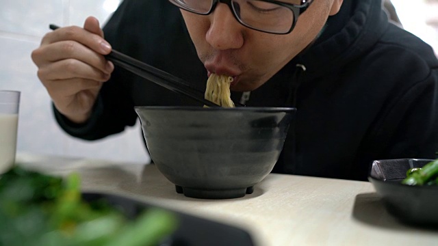亚洲人吃香港食物，饺子馄饨面汤视频素材