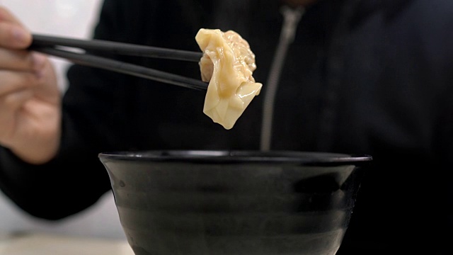 展示馄饨或饺子汤，香港，亚洲食物视频下载