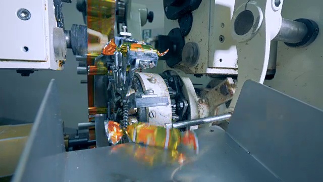 工厂机器正在包装巧克力糖果视频素材