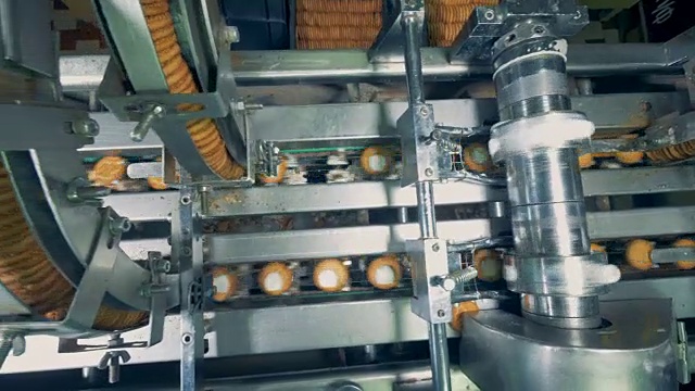 工厂机器制作饼干过程的动态录像视频素材