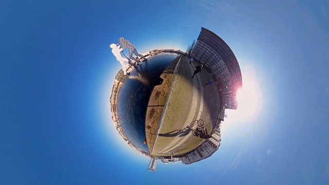 微型行星柏林分子男人雕塑- 360°时间流逝视频下载