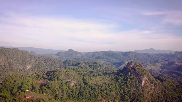 泰国北部山区的绿色森林鸟瞰图视频素材