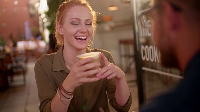 年轻的潮男和女在城市咖啡馆喝咖啡视频素材