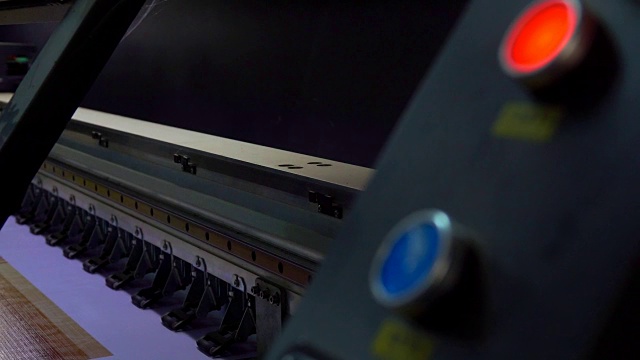 宽幅或大幅打印机用于办公室乙烯基打印机的喷墨打印机。它支持的最大卷宽用于打印横幅海报和贸易展览图形的乙烯基。它将数字设备转换为媒体视频素材