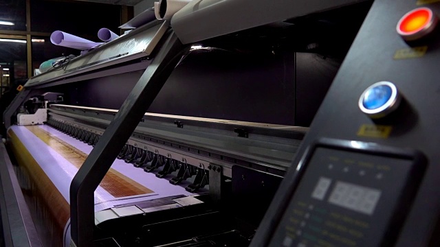 宽幅或大幅打印机用于办公室乙烯基打印机的喷墨打印机。它支持的最大卷宽用于打印横幅海报和贸易展览图形的乙烯基。它将数字设备转换为媒体视频素材