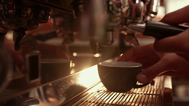咖啡师在咖啡馆准备咖啡机和煮浓咖啡视频购买