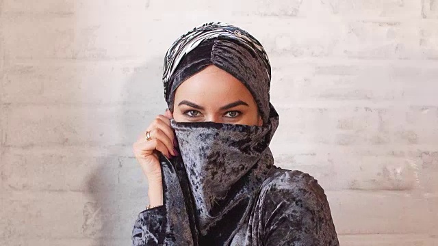 年轻的穆斯林妇女戴着头巾微笑视频下载
