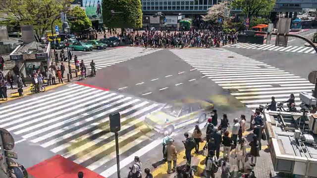 行人穿过东京涩谷视频素材