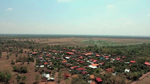无人机拍摄:在旱季飞过一个沉睡的村庄视频素材