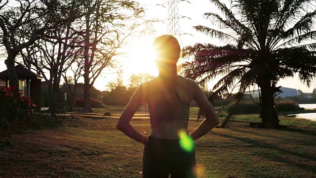 年轻女子锻炼，手臂伸出太阳耀斑视频素材