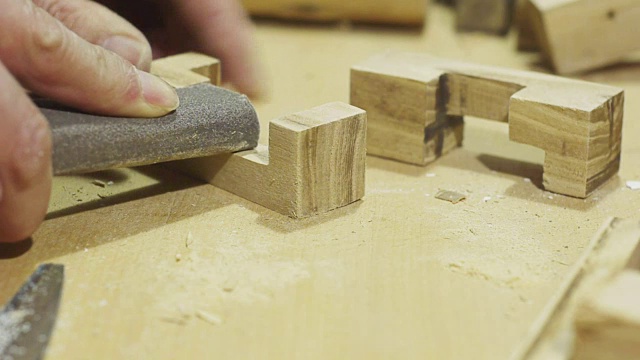手工锯木条，用砂纸磨木条视频下载