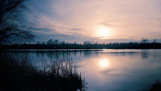 夕阳下美丽的湖泊。日落河。视频素材