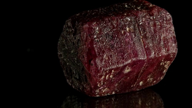 微距摄影:黑色上的红宝石晶体视频下载