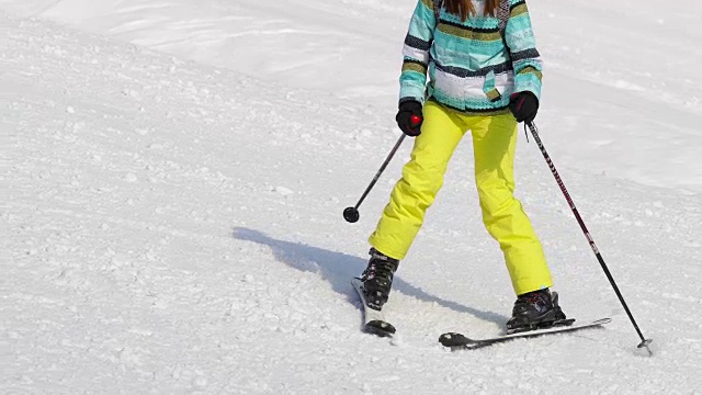 业余滑雪女孩下坡视频素材