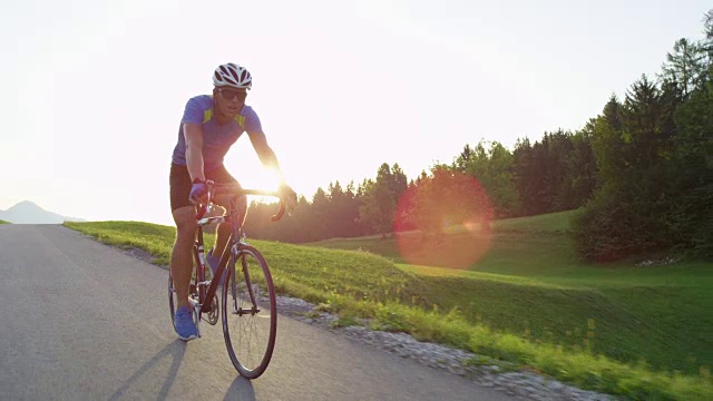 拷贝空间:运动员庆祝阳光公路自行车比赛成功结束视频素材