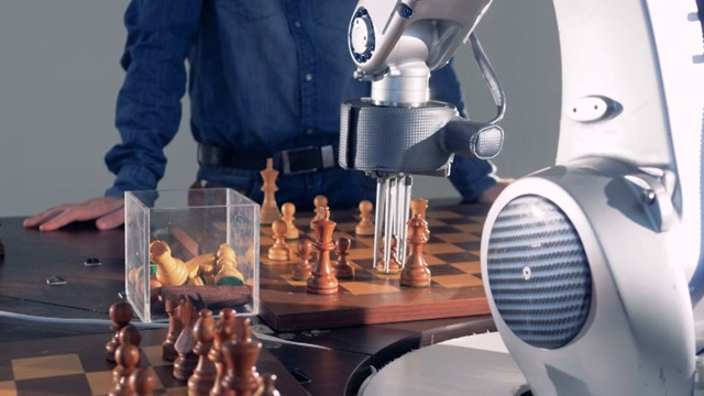 机器人和人类的竞争。机器人手与人下棋。人工智能的概念。4 k。视频素材