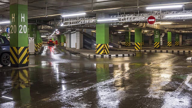 随着时间推移，地下商场停车入口和出口车辆的运动视频素材