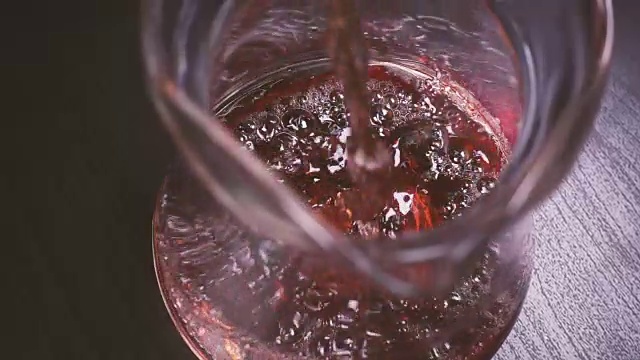 玫瑰酒倒进酒瓶俯视图视频素材