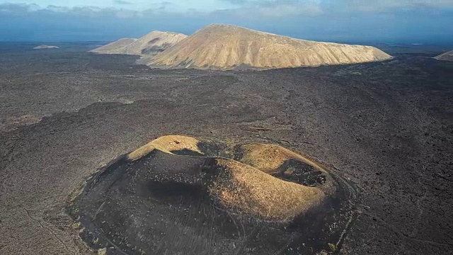 Timanfaya国家公园附近的火山谷鸟瞰图和蒙大拿布兰卡，兰萨罗特，加那利群岛，西班牙视频下载
