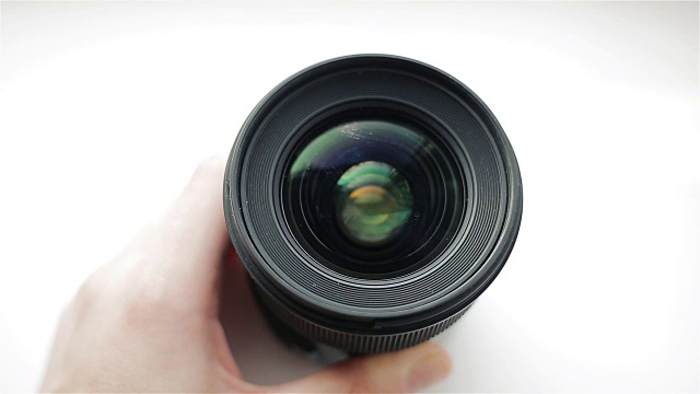 专业摄影师或视频摄影师用钢笔或刷子清洁摄影镜头的前玻璃。专业的光学清洗系统视频素材