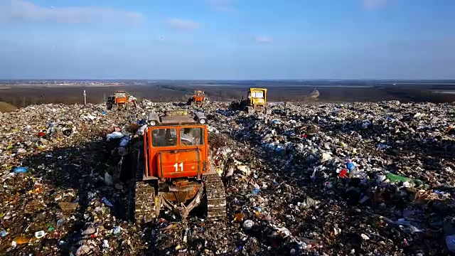 城市垃圾场。推土机压实填埋场上的垃圾。人类生命的浪费视频素材