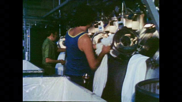1978 .纺织厂的封闭系统机械防止工人接触织物和染料中含有的致癌物视频下载