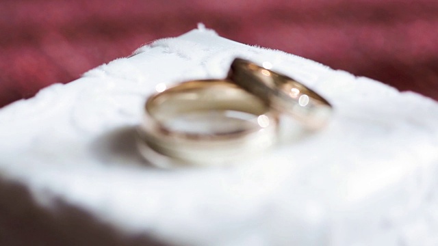 给新娘和新郎的漂亮的结婚戒指视频素材