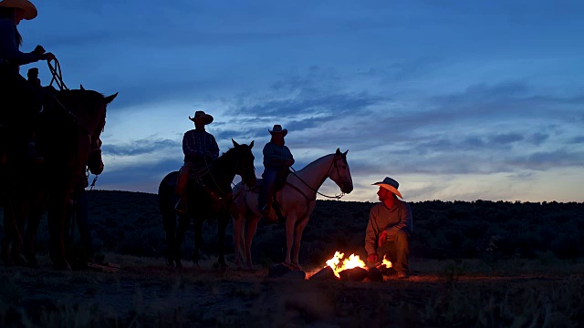 一群牛仔在美国犹他州的篝火上视频素材