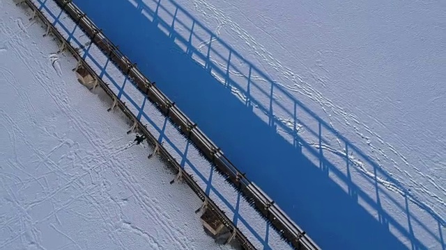 木桥上的雪湖冰，鸟瞰图视频下载