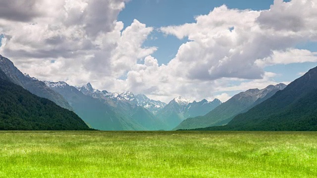 绿色的田野和山蓝色的天空视频素材