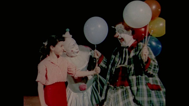1958年，当男观众大笑时，小丑给女孩气球视频下载