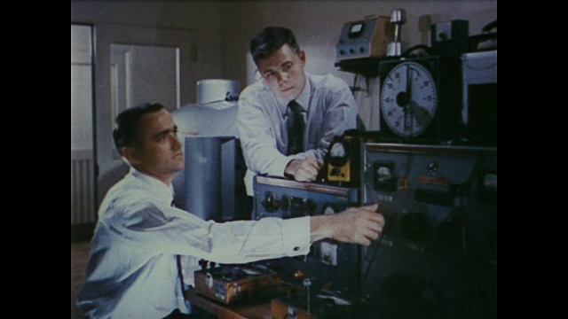 1958年，当贝尔实验室的技术人员进行测试时，叙述者讨论了电话的发明视频下载