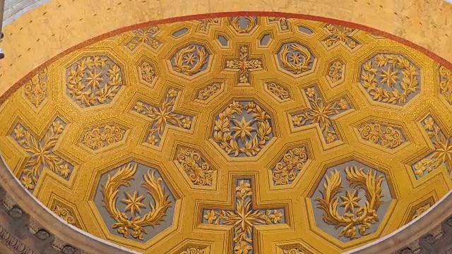 意大利罗马金色天花板上的十字架视频下载