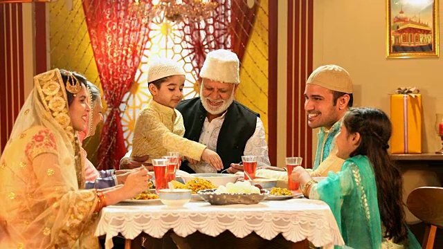 印度德里，MS穆斯林家庭在斋月期间吃饭视频素材