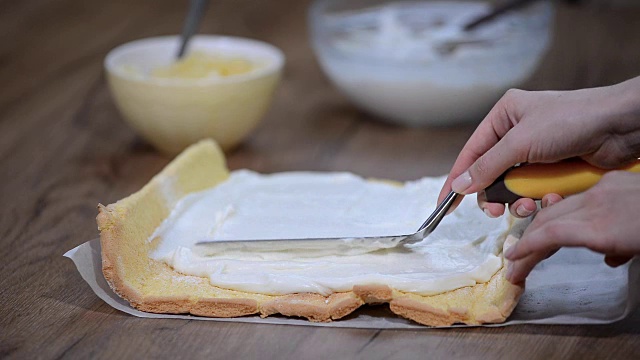 用菠萝做甜蛋糕卷视频素材