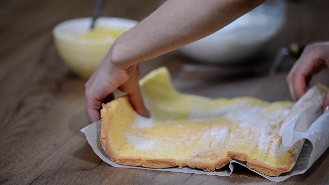 用菠萝做甜蛋糕卷视频素材