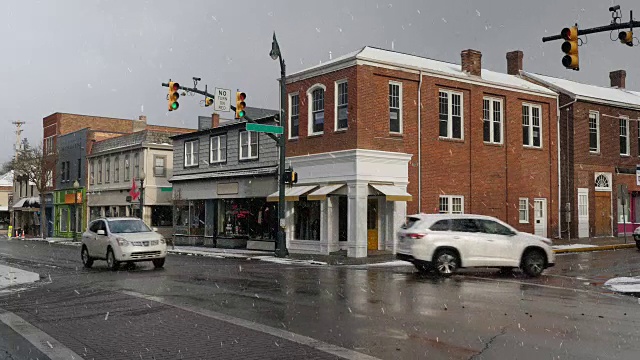 典型的美国小镇主街冬季立景与降雪视频素材