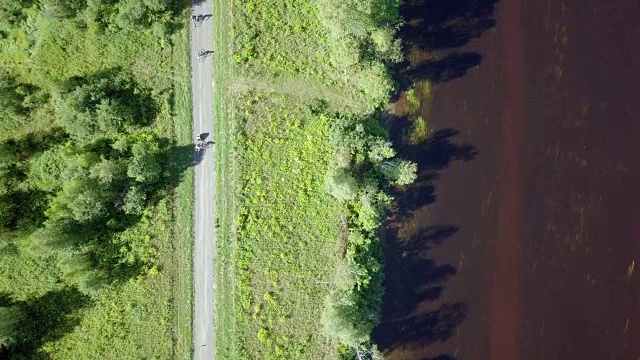 4K鸟瞰图家庭在夏季的自然骑行视频素材