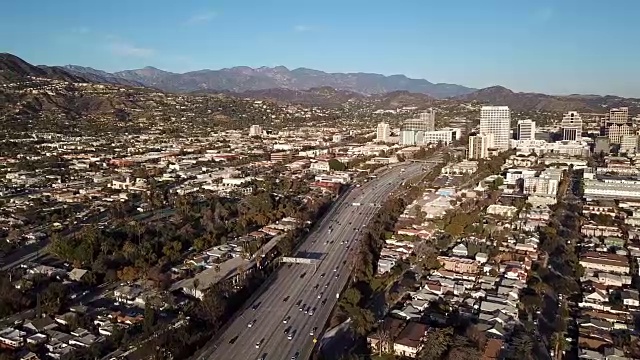 洛杉矶高速公路和格兰岱尔电厂鸟瞰图视频下载