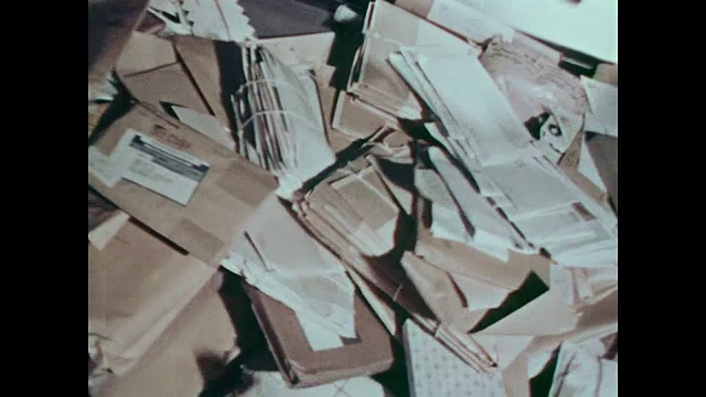 1967年，女工检查信件时，信件从麻袋落到分拣传送带上视频下载