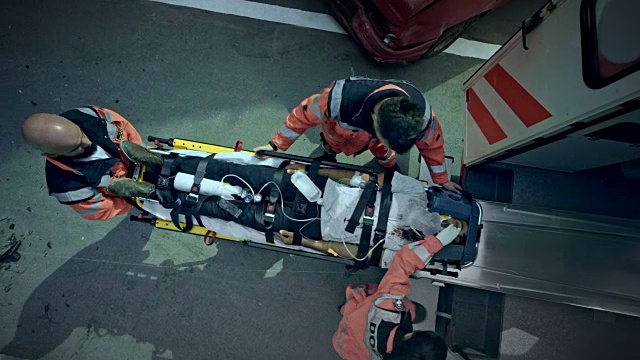 CS医护人员用担架把受伤的妇女抬上救护车视频下载